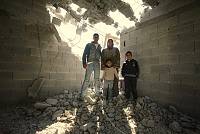 משפחת עבאס עומדת על הריסות ביתה לאחר שנהרס ע"י עיריית ירושלים בגין בנייה לא חוקית. שכונת ראס אל עמוד, מזרח ירושלים<br>activestills.org/יותם רונן