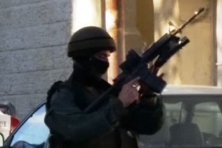 שוטר רעול פנים בירושלים המזרחית. צילום: חוסאם עאבד