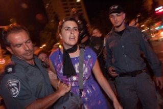 שוטרים ללא תגים בהפגנה בירושלים, 2012. CC-BY-NC-SA: Simply-Boaz
