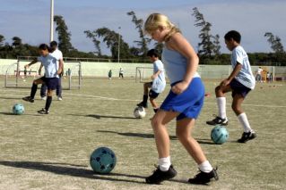 אילוסטירציה - ילדה משחקת כדורגל