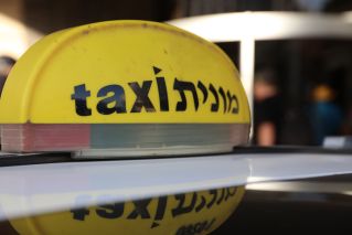אילוסטרציה - שלט של מונית
