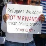 שלט בהפגנה: פליטים ברוכים הבאים - לא ברואנדה